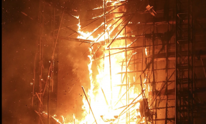 Тушили всю ночь: в Гонконге произошел масштабный пожар в недостроенном небоскребе (видео)