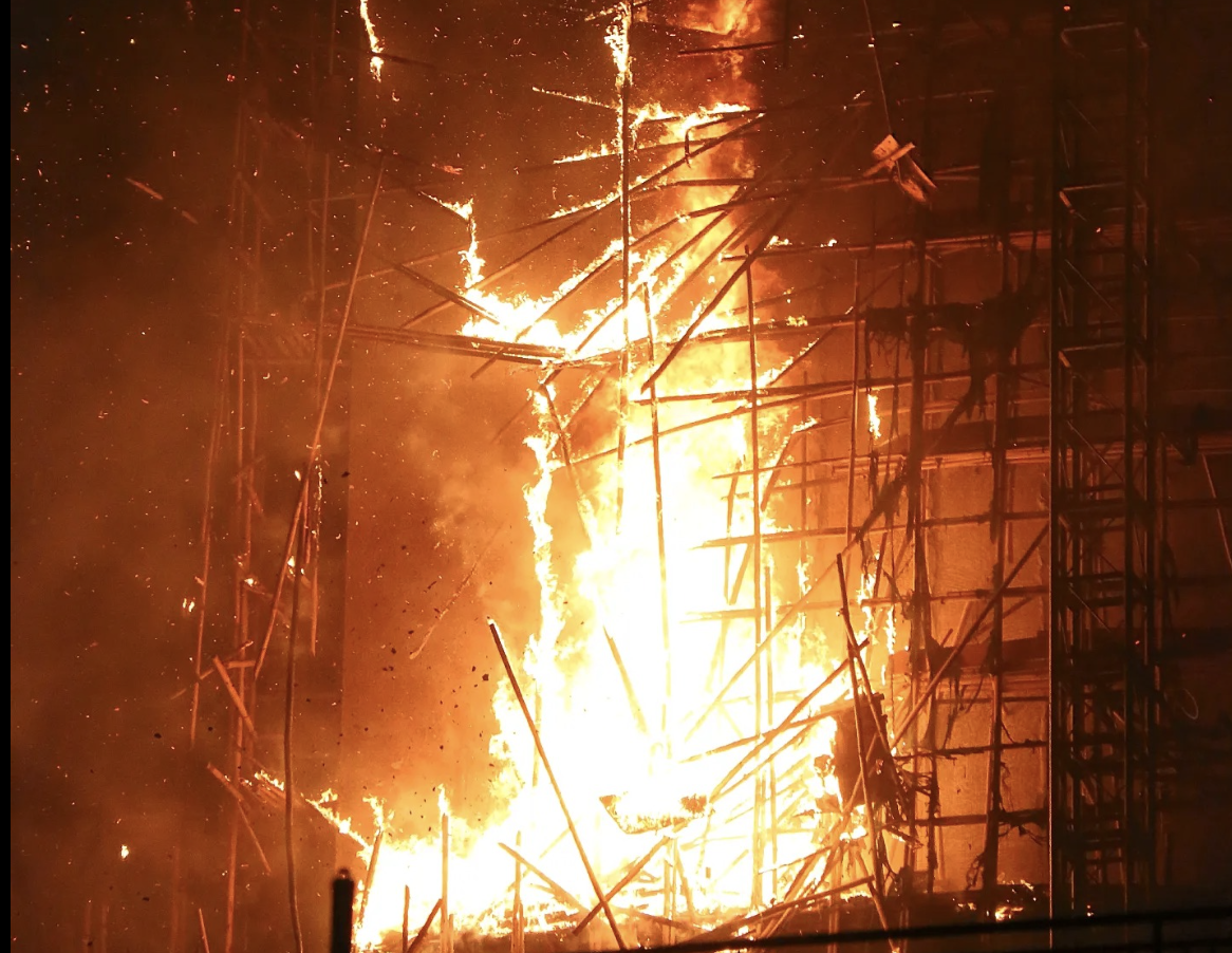 Гасили всю ніч: у Гонконгу сталася масштабна пожежа в недобудованому хмарочосі (відео)