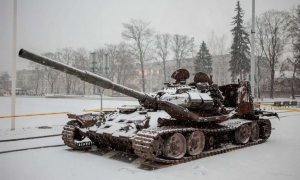 Підбитий російський танк, який експонують у Вільнюсі, жартома виставили на продаж