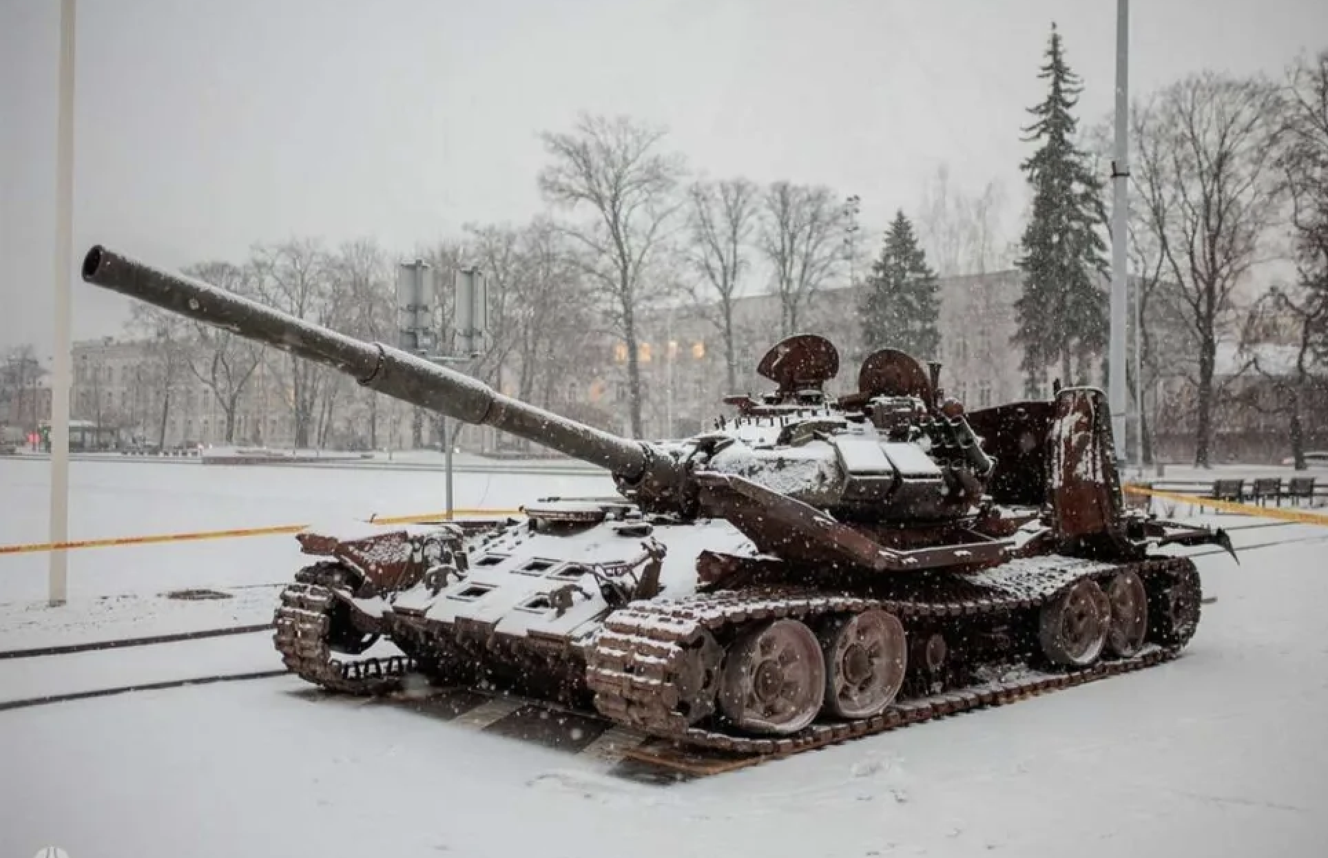 Підбитий російський танк, який експонують у Вільнюсі, жартома виставили на продаж