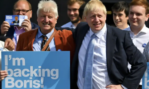 Бориса Джонсона критикують за намагання отримати лицарський титул для свого батька