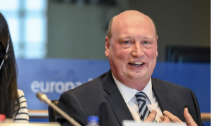 Після скандалу з топ-посадовцем Єврокомісія посилила правила для закордонних подорожей