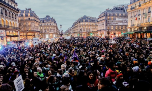 Рекордное число людей во Франции вышли против пенсионной реформы Макрона