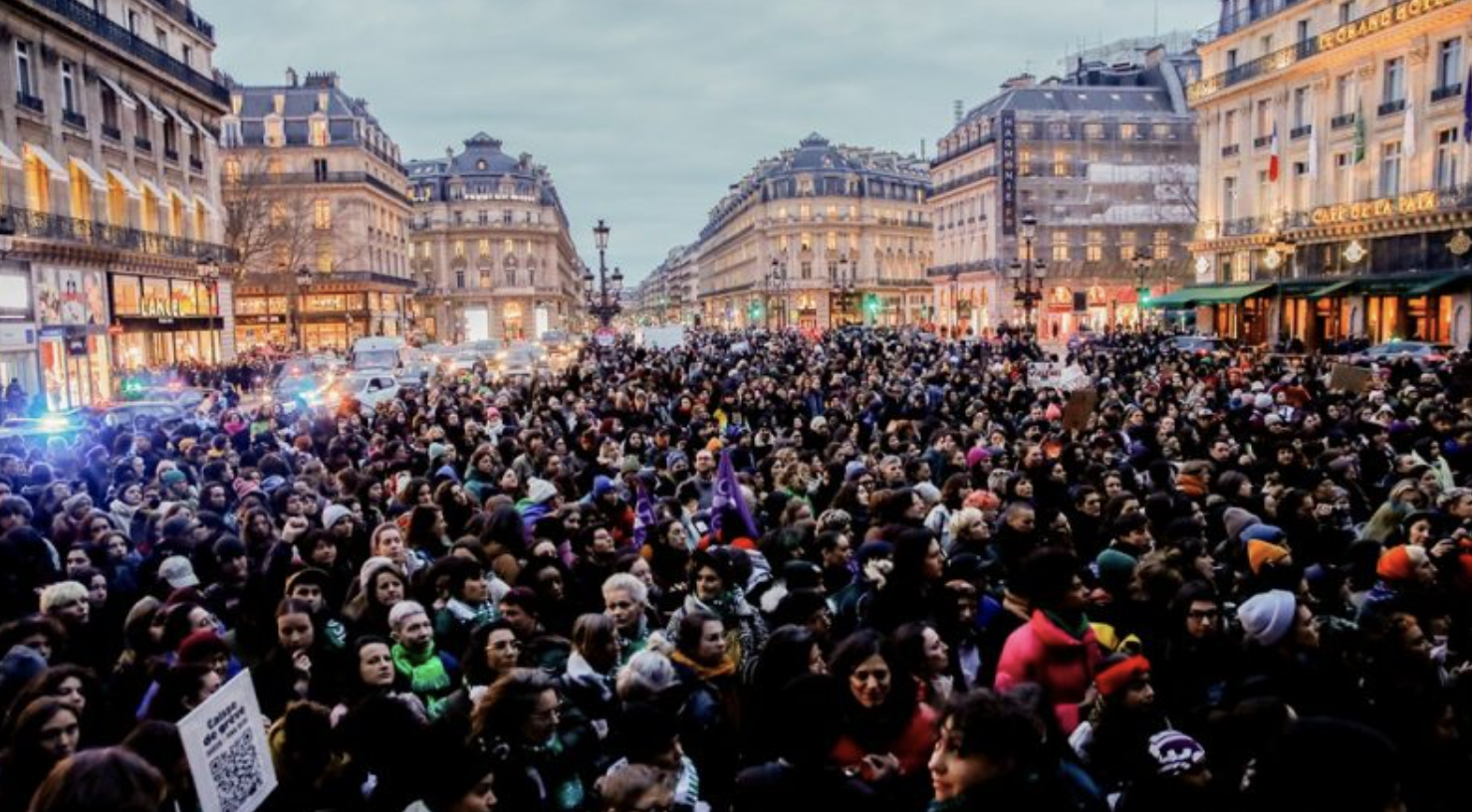 Рекордное число людей во Франции вышли против пенсионной реформы Макрона