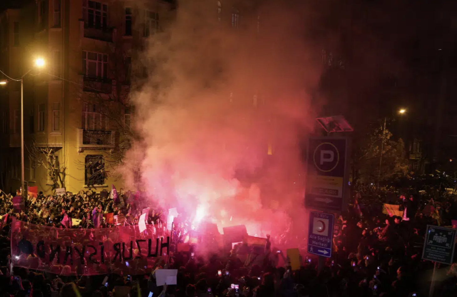 Полиция применила слезоточивый газ против женского марша в Стамбуле: есть задержания