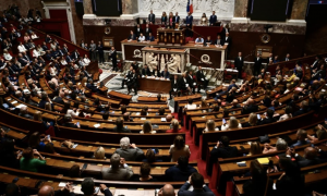 Парламент Франции рассмотрит два проекта о недоверии правительству