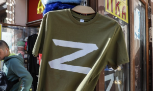 У Німеччині чоловіка, який носив Z-футболку, зобов’язали задонатити на допомогу українцям