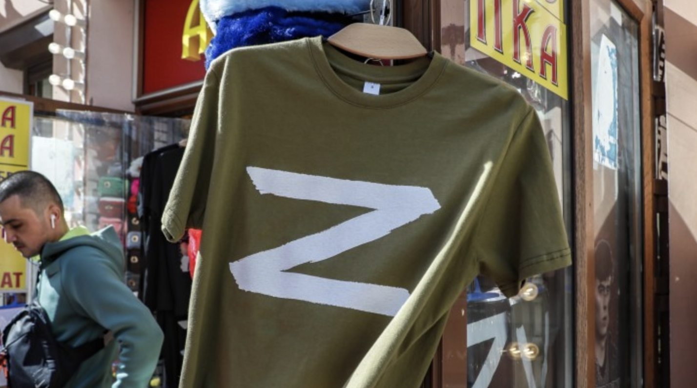 У Німеччині чоловіка, який носив Z-футболку, зобов’язали задонатити на допомогу українцям