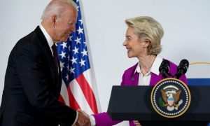 Президентка Єврокомісії їде до США, говоритиме з Байденом про торгівлю, Україну і Китай