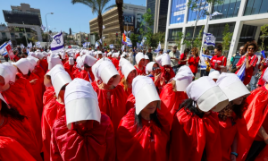 «Рассказ служанки» в Израиле: женщины вышли на протест на улицы в красных мантиях