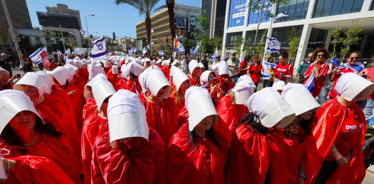 «Рассказ служанки» в Израиле: женщины вышли на протест на улицы в красных мантиях