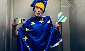 В Берлине возник скандал вокруг акции дизайнера в лифте в поддержку Украины