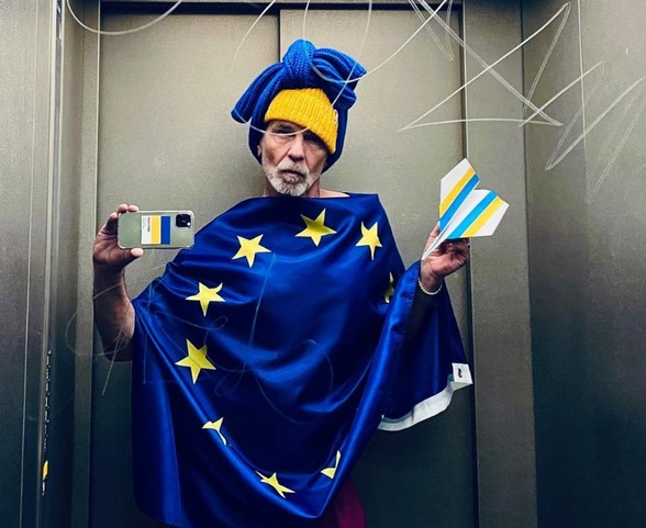 В Берлине возник скандал вокруг акции дизайнера в лифте в поддержку Украины