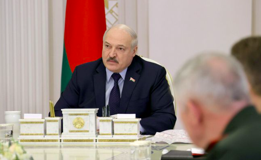 лукашенко обиделся на обвинения в том, что он «лег под путина»