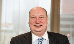 Топ-чиновник Еврокомиссии покинул пост из-за бесплатных перелетов авиакомпанией из Катара