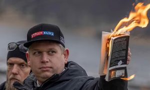 Британия не пустит в страну правого активиста из Дании, известного акциями с сожжением Корана