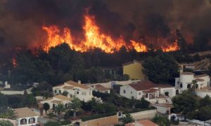 На востоке Испании из-за лесного пожара эвакуировали сотни людей