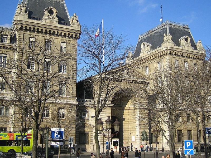 В полиции Парижа согласовали меры принуждения бастующих мусорщиков