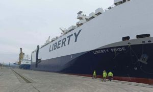 До Греції прибув 200-метровий корабель з військовою технікою США, яка попрямує до Румунії і Болгарії