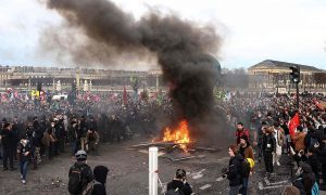 Визит британского короля во Францию отложили из-за протестов