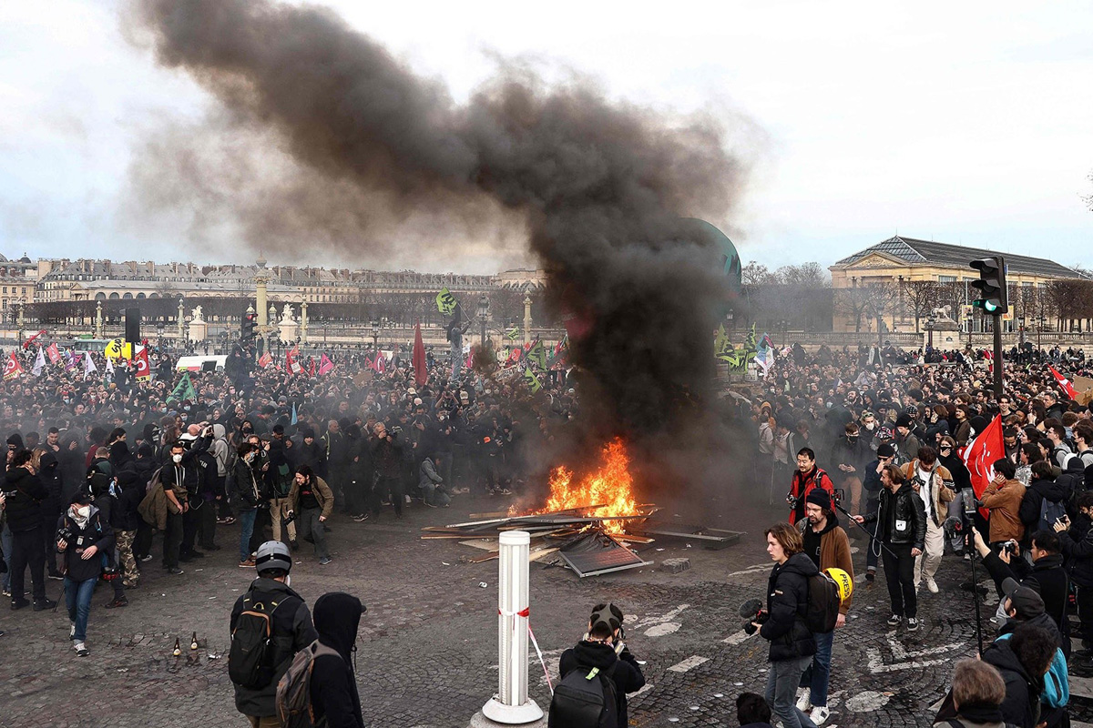 Визит британского короля во Францию отложили из-за протестов