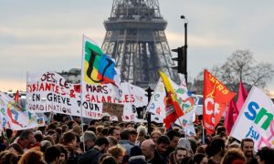 Во Франции происходят столкновения между протестующими и полицией