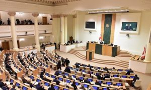 Будівлю парламенту Грузії пошкодили під час протестів, пленарні засідання на тижні скасовано