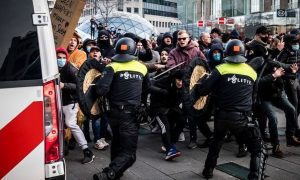 В Нидерландах жителей призвали в дни памяти вывесить государственные флаги правильно, а не вверх ногами