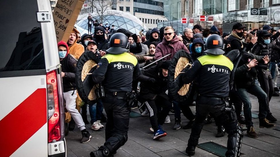 В Нидерландах жителей призвали в дни памяти вывесить государственные флаги правильно, а не вверх ногами