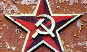 В Эстонии мужчину оштрафовали на 444 евро за ношение футболки с надписью СССР