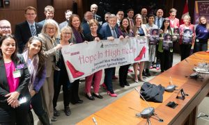 Підтримали щорічну акцію. У Канаді міністри прийшли в офіс на рожевих підборах — відео