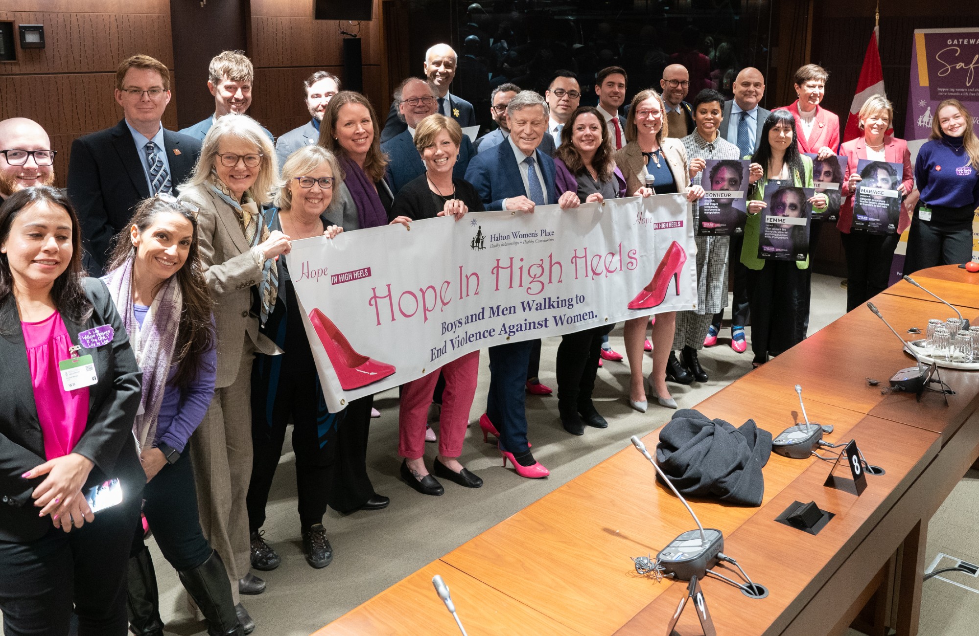 Підтримали щорічну акцію. У Канаді міністри прийшли в офіс на рожевих підборах — відео