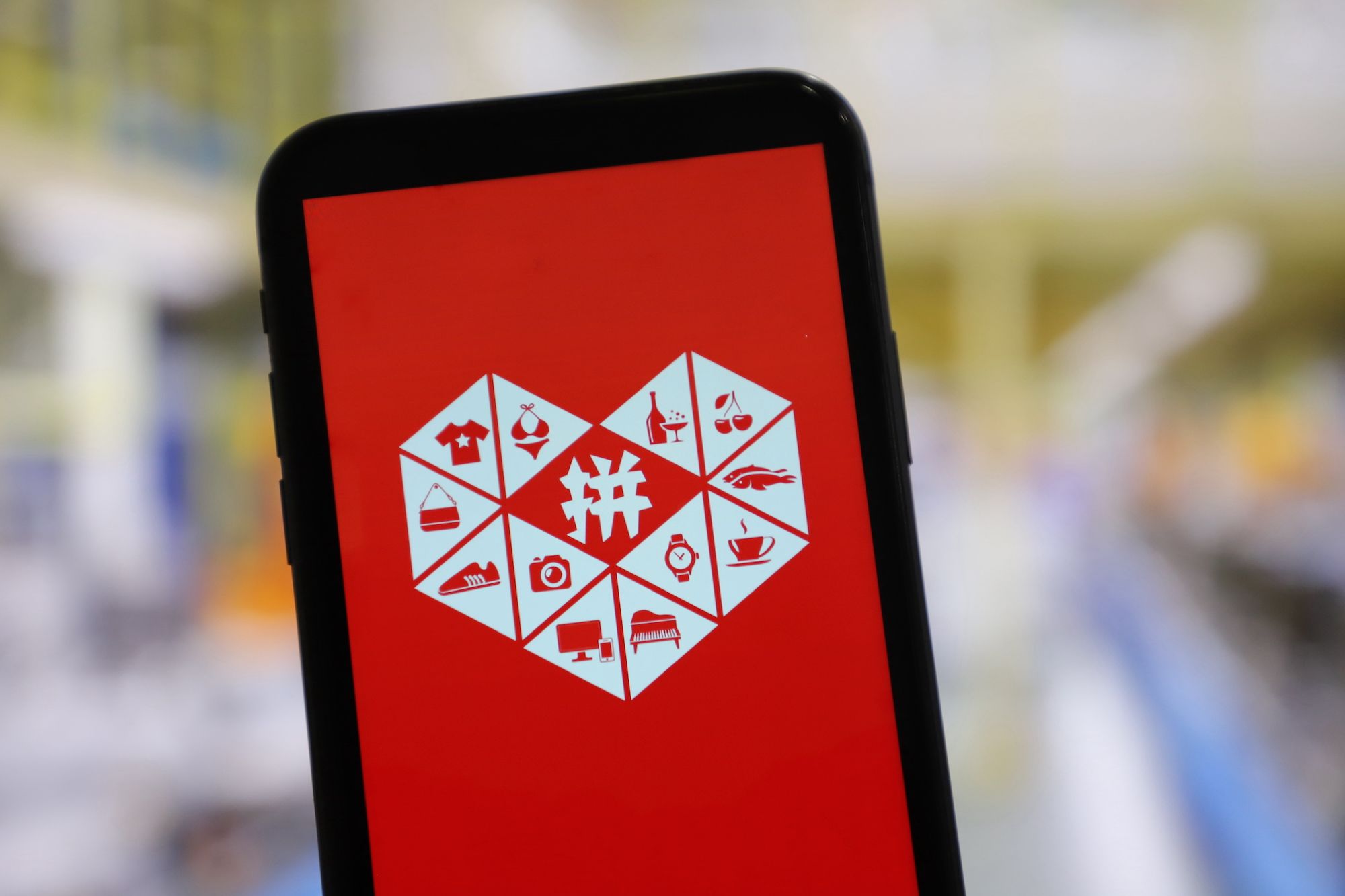 Одна из самых популярных программ для покупок в Китае может шпионить за пользователями, - CNN