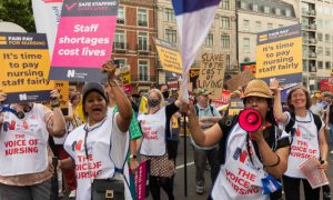 Медсестри в Англії пригрозили страйкувати до Різдва 