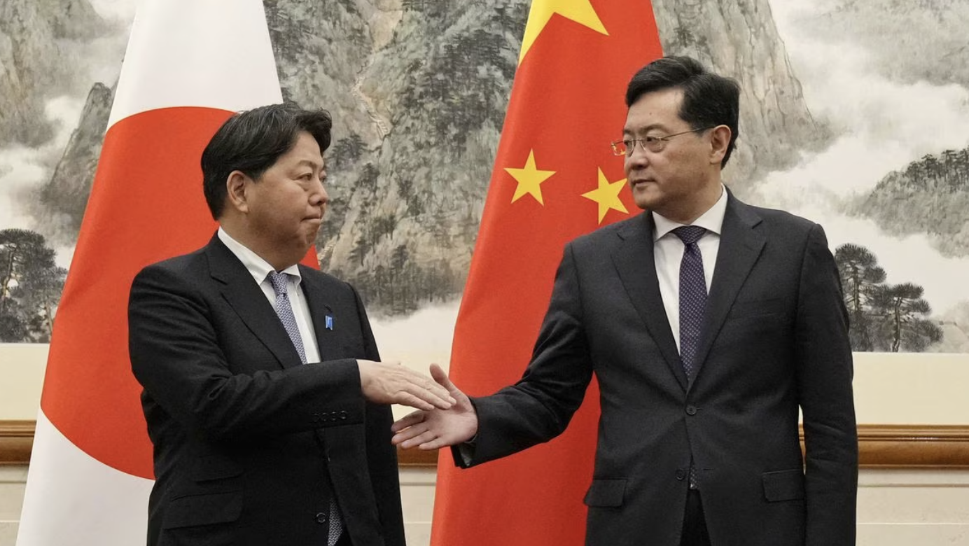 Главы МИД Китая и Японии встретились впервые за три года: что обсудили