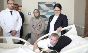 Младенца, который выжил после пяти дней под завалами после землетрясения в Турции, воссоединили с матерью