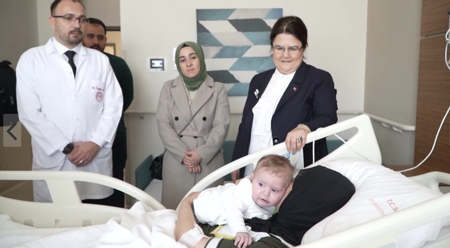 Младенца, который выжил после пяти дней под завалами после землетрясения в Турции, воссоединили с матерью