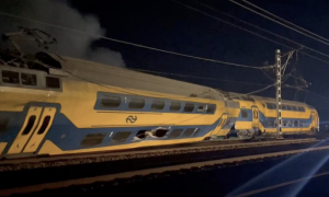 В Нидерландах пассажирский поезд врезался в кран: десятки раненых, возник пожар