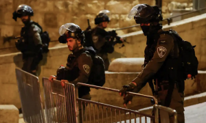 В Єрусалимі поліція зіткнулась з палестинськими прихожанами мечеті: десятки людей поранено