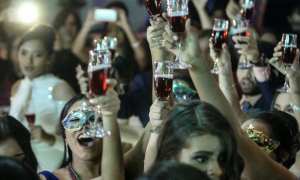 У бельгійському місті влада вже понад рік купує випивку людям, що ходять у нічні клуби