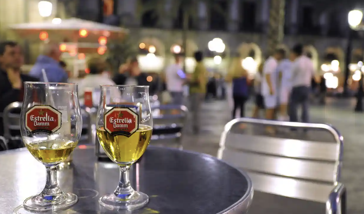 Суд в Іспанії визнав неправомірним звільнення електрика за вживання пива під час робочого дня