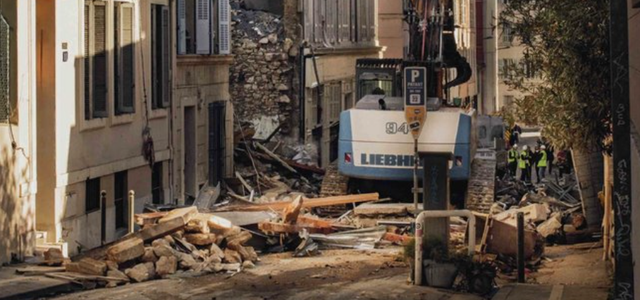 Обвал дома в Марселе: обнаружены тела двух погибших, поиски продолжаются