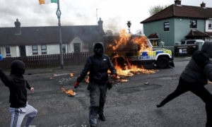 У Північній Ірландії, куди має приїхати Байден, у поліцейських кинули коктейлі Молотова