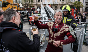 63-річний угорець першим у світі пройшов по канату через Дунай – без страхування