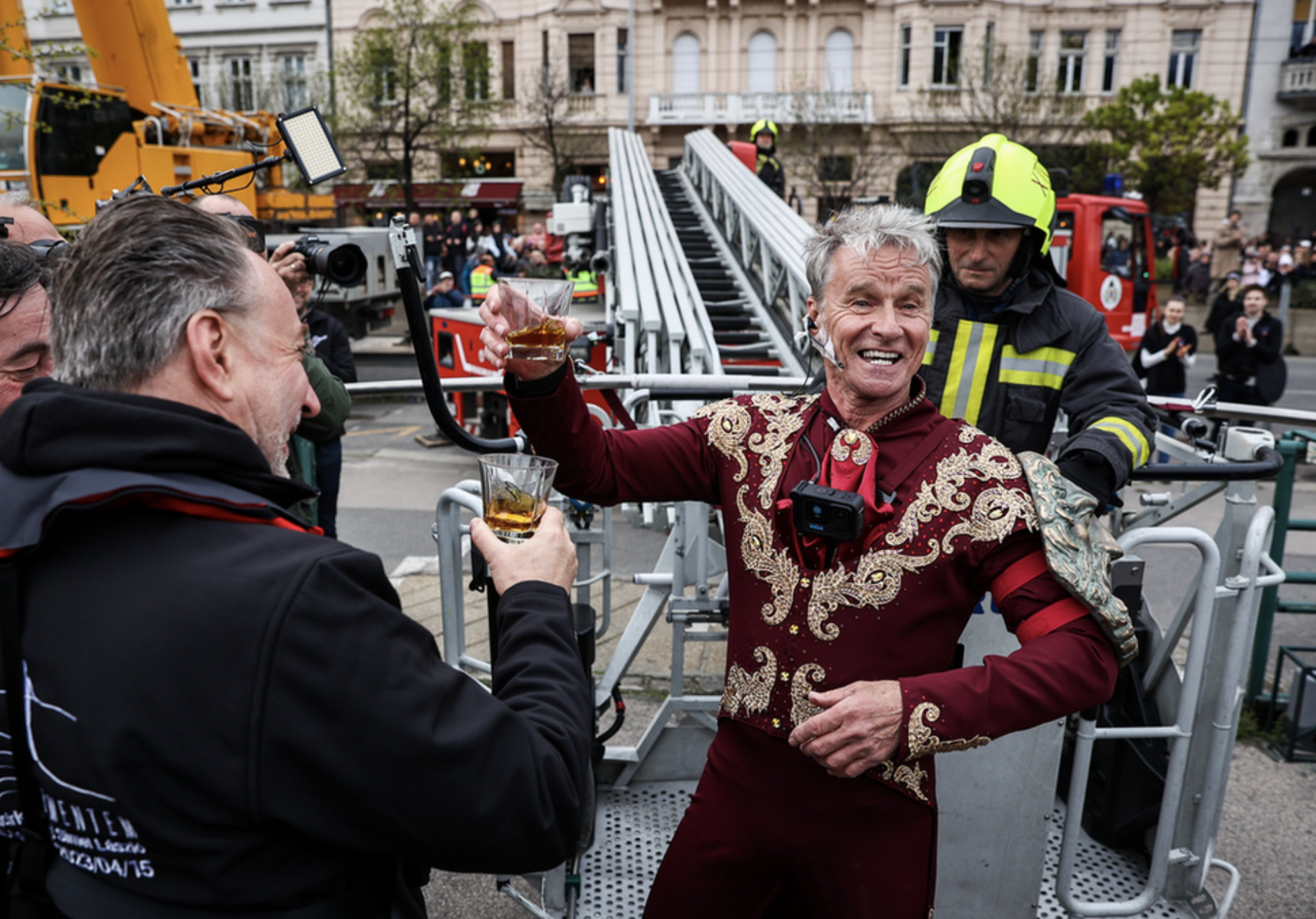 63-річний угорець першим у світі пройшов по канату через Дунай – без страхування