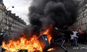 Відео: підписання Макроном пенсійної реформи зустріли підпалом поліцейської дільниці