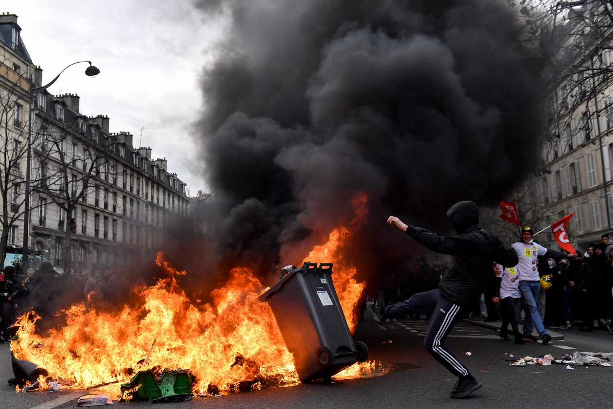 Видео: подписание Макроном пенсионной реформы встретили поджогом полицейского участка
