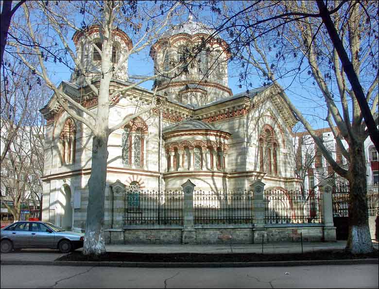 Люди недоспали: у Кишиневі спалахнув скандал через великодні дзвони