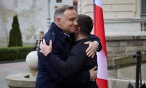 Видео: Президента Украины тепло встретили в Варшаве 