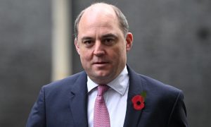 Воллеса звинуватили у приховуванні деталей інциденту з літаком-розвідником Королівських ВПС